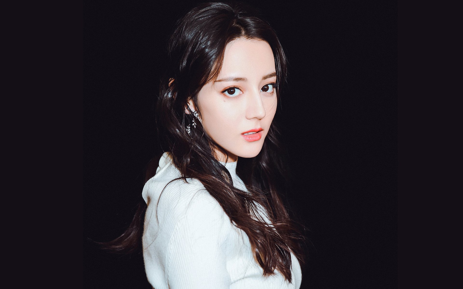 汉堡篮球赛火热进行,欧洲青年队伍激烈厮杀