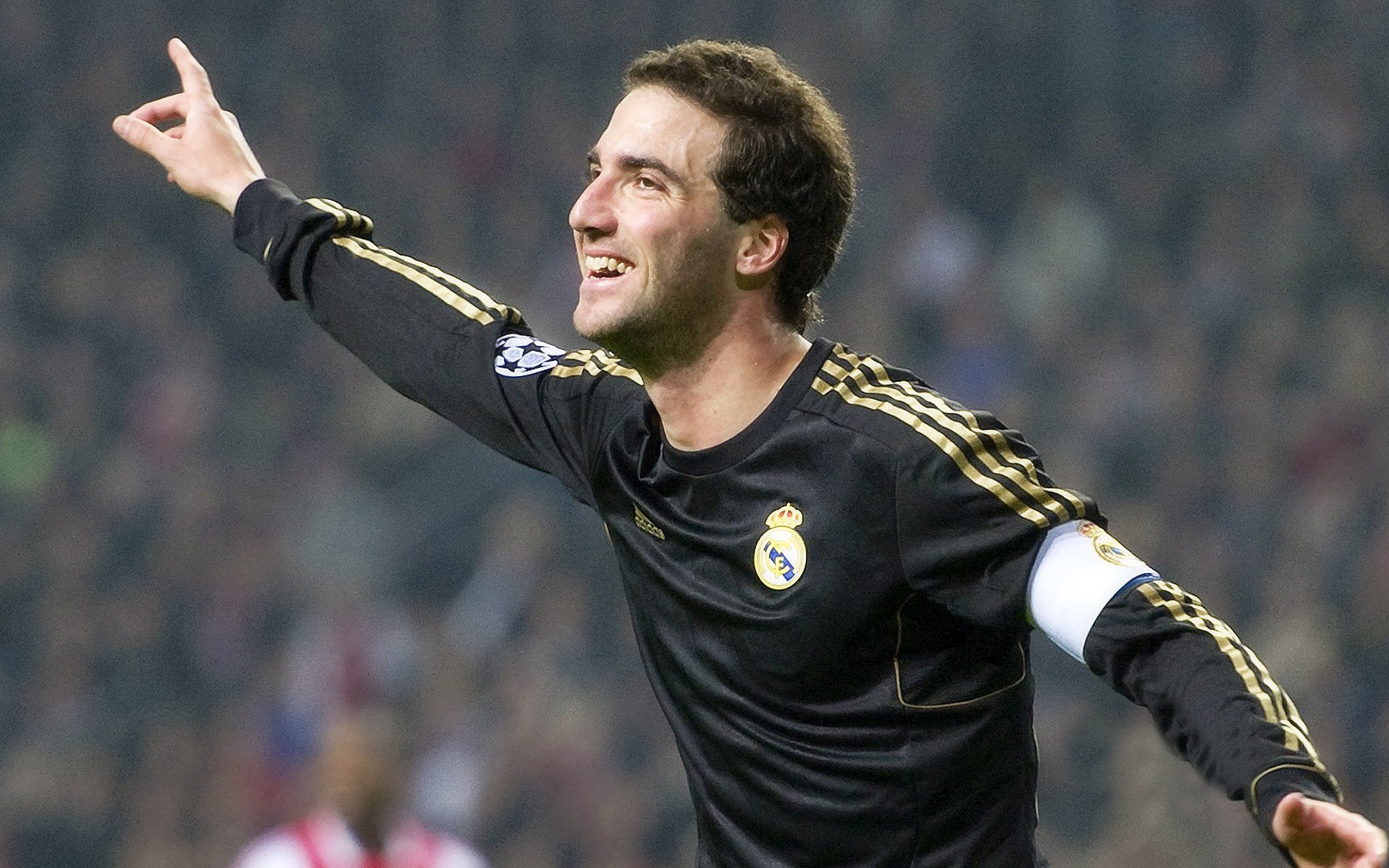 巴塞罗那2-2战平皇马，莱万和莫拉塔各入一球，巴塞罗那绝杀皇马