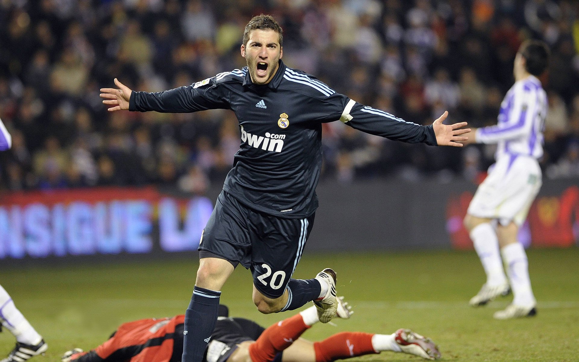 瑞士替补席自带小木屋取暖,观众羡慕疯了,瑞士的小木屋